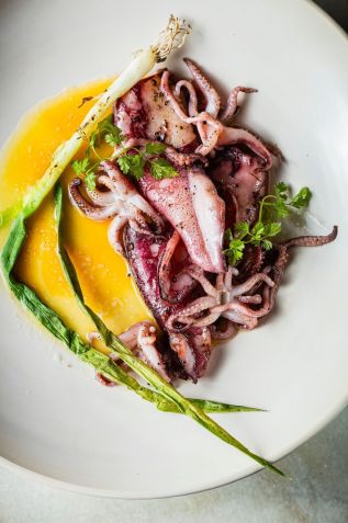 Lulas grelhadas em carvão, molho amanteigado infusionado com katsuobushi e vinagrete de alho tostado / Elvis Fernandes