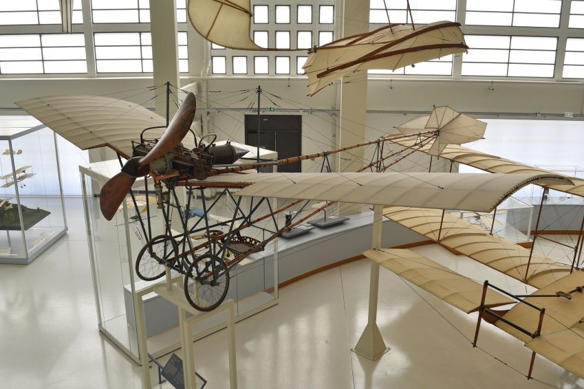 Modelo do Demoseille, avião projetado por Santos Dumont e exposto no Museu Nacional do Ar e do Espaço da França / Alan Wilson/Flickr