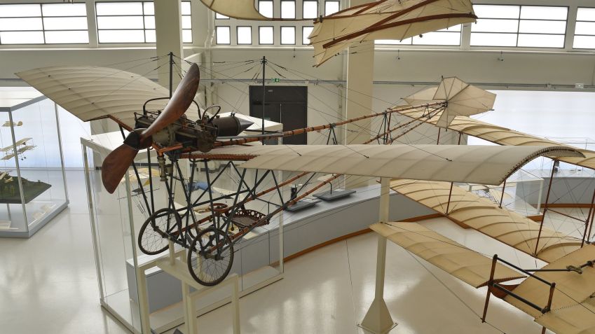 Modelo do Demoseille, avião projetado por Santos Dumont e exposto no Museu Nacional do Ar e do Espaço da França / Alan Wilson/Flickr