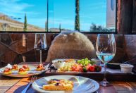 Campos do Jordão ganha loja-bar de vinícola premiada com menu de focaccias