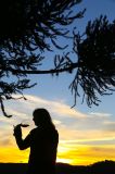 Pessoa bebe taça de vinho no pôr-do-sol em Santa Catarina
