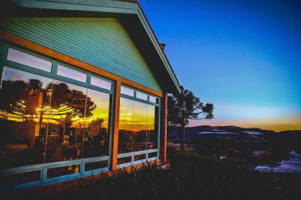 Casa na serra no pôr-do-sol