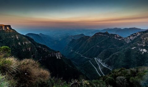 Montanhas e estradas no entardecer