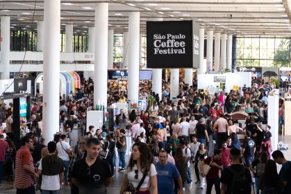 Multidão no festival de café em São Paulo