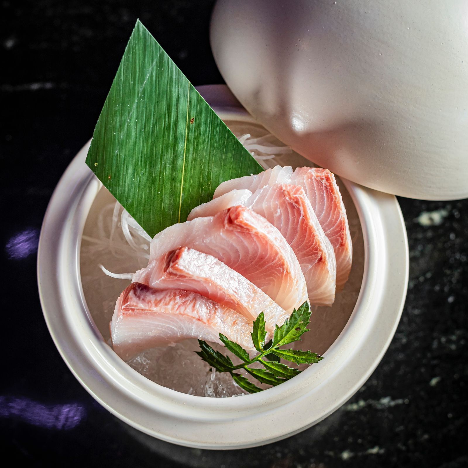 O menu terá a parte fria da culinária japonesa, como suhis e sashimis, mas também muitas opções quentes e finalizadas na brasa / Elvis Fernandes