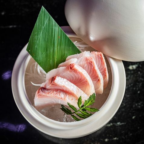 O menu terá a parte fria da culinária japonesa, como suhis e sashimis, mas também muitas opções quentes e finalizadas na brasa / Elvis Fernandes