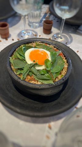 Arroz de viajante, com carne, verduras e ovos / Tina Bini