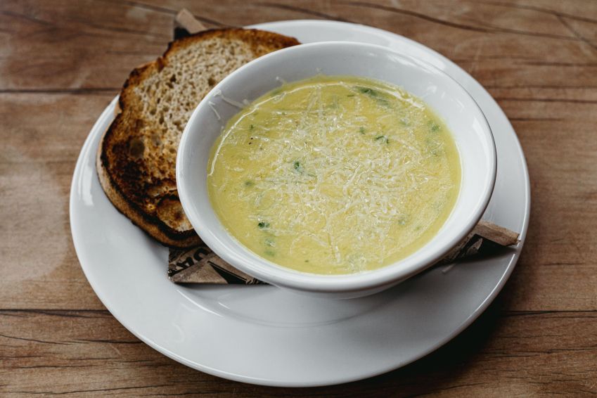 Creme de mandioquinha om queijo manchego derretido, alho-poró e creme de leite é uma das opções de sopas da Adega Santiago até setembro / Thays Bittar