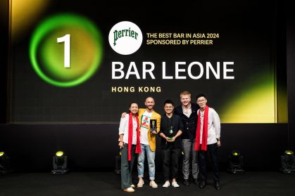 Equipe do Bar Leone recebe prêmio de Melhor Bar da Ásia da lista Asia's 50 Best Bars 2024