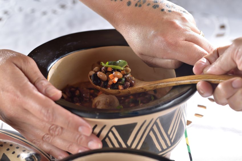 Sopa feijões do Brasil, com abóbora, codeguim e verduras nativas / Mauro Holanda