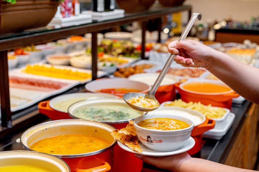 Dona Deôla oferece buffet de sopas em todas as unidades a partir das 18h. Cliente encontrará a canja e o caldo verde como opções fixas, além de quatro sabores que variam diariamente / Divulgação