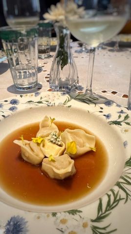 Capeletti de galinha caipira com banana-da-terra / Tina Bini