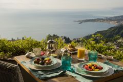 Café da manhã no terraço do Hotel Villa Ducale, em Taormina