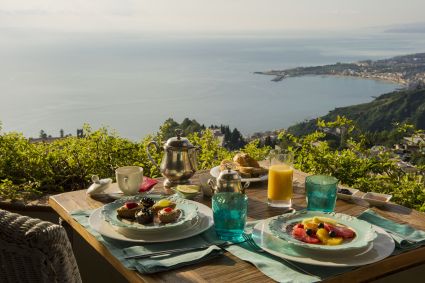 Café da manhã no terraço do Hotel Villa Ducale, em Taormina
