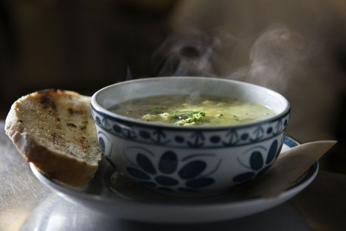 Caldo de legumes, ervas, ovos e parmesão da Casa Tavares / Salvador Cordaro