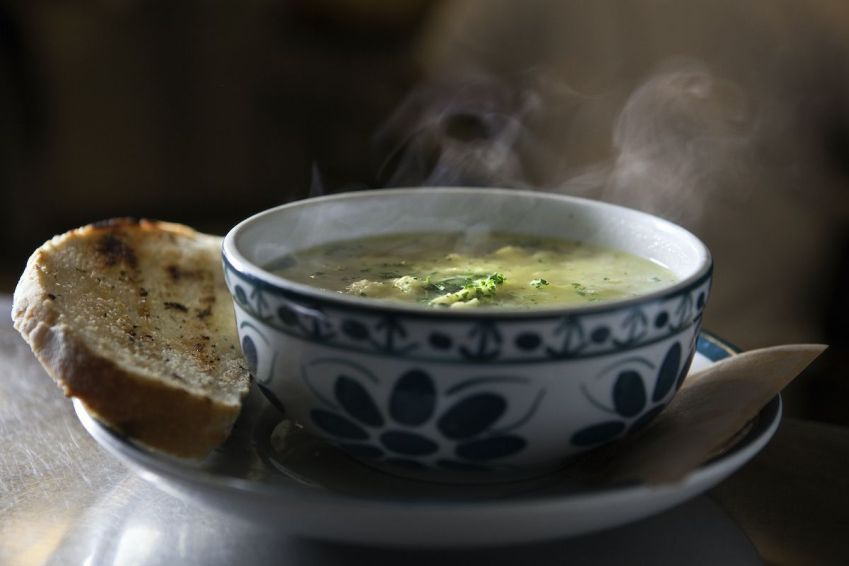Caldo de legumes, ervas, ovos e parmesão da Casa Tavares / Salvador Cordaro