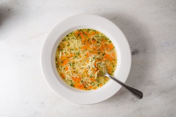 Canja da Mamma, do Bistrô Carlota, é uma chicken soup com cenoura e macarrão cabelinho de anjo / Lucas Terribili