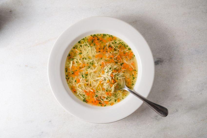 Canja da Mamma, do Bistrô Carlota, é uma chicken soup com cenoura e macarrão cabelinho de anjo / Lucas Terribili