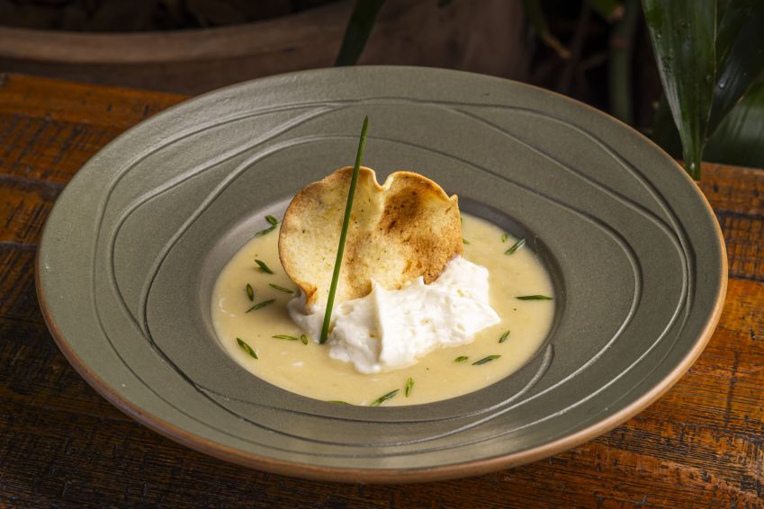 Sopa de milho verde com espuma de queijo tulha e cracker de limão é uma das opções do cardápio de inverno do Capim Santo, da chef Morena Leite / Mário Rodrigues