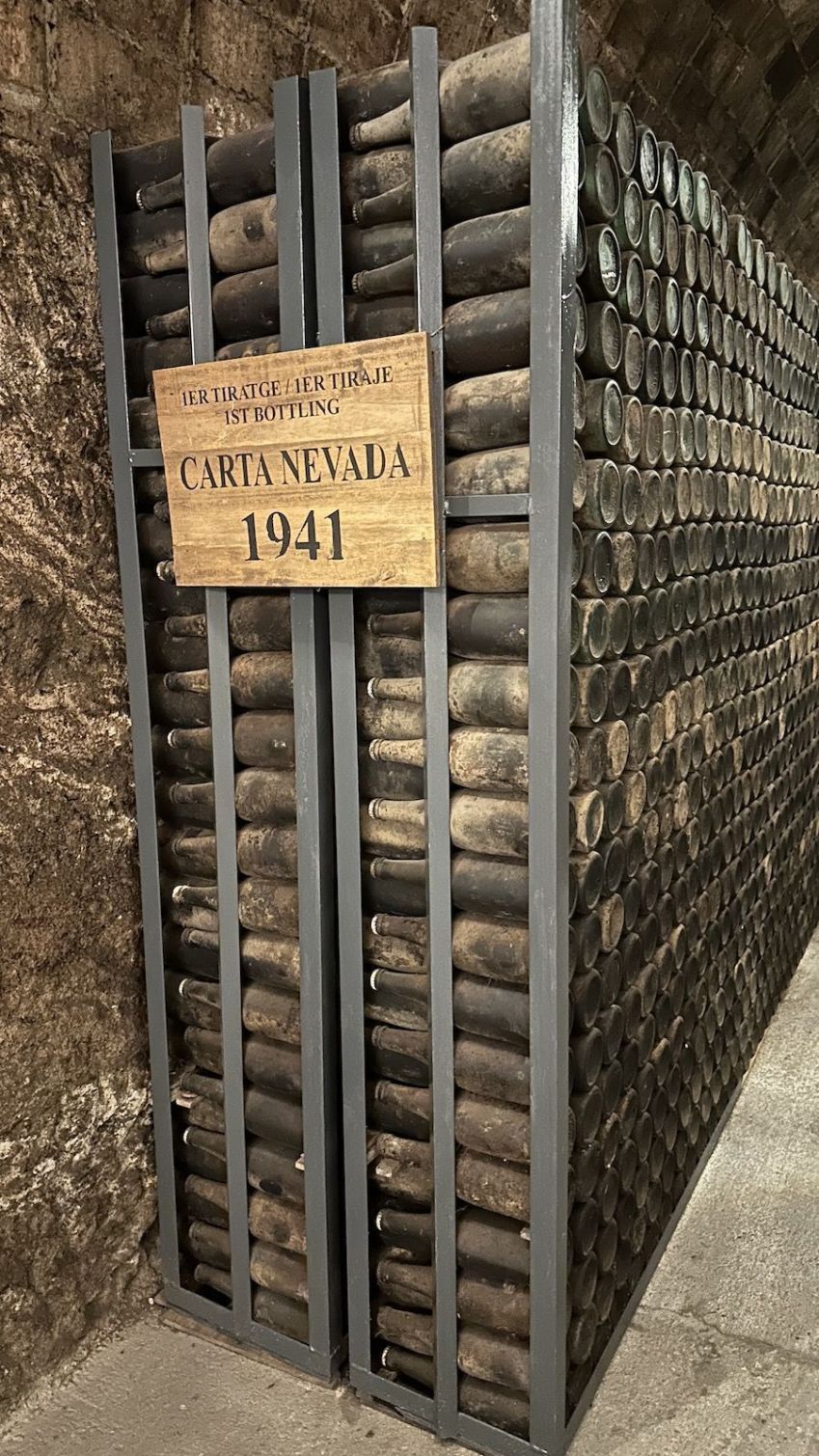 Garrafas do cava Carta Nevada na casa museu Freixenet / Tina Bini