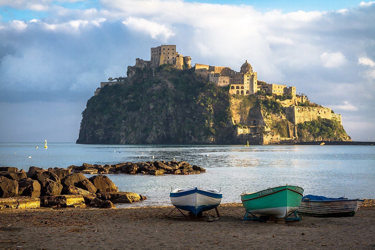 Castello Aragonese fica em uma ilhota própria e é símbolo de Ischia / Wikimedia Commons