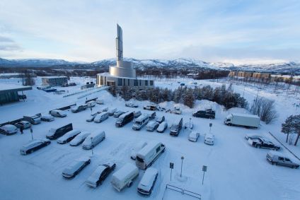 Vista aérea da Catedral da Aurora Boreal em meio à neve do inverno