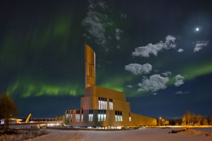 Catedral da Aurora Boreal durante a noite com destaque para a luz verde da Aurora Boreal