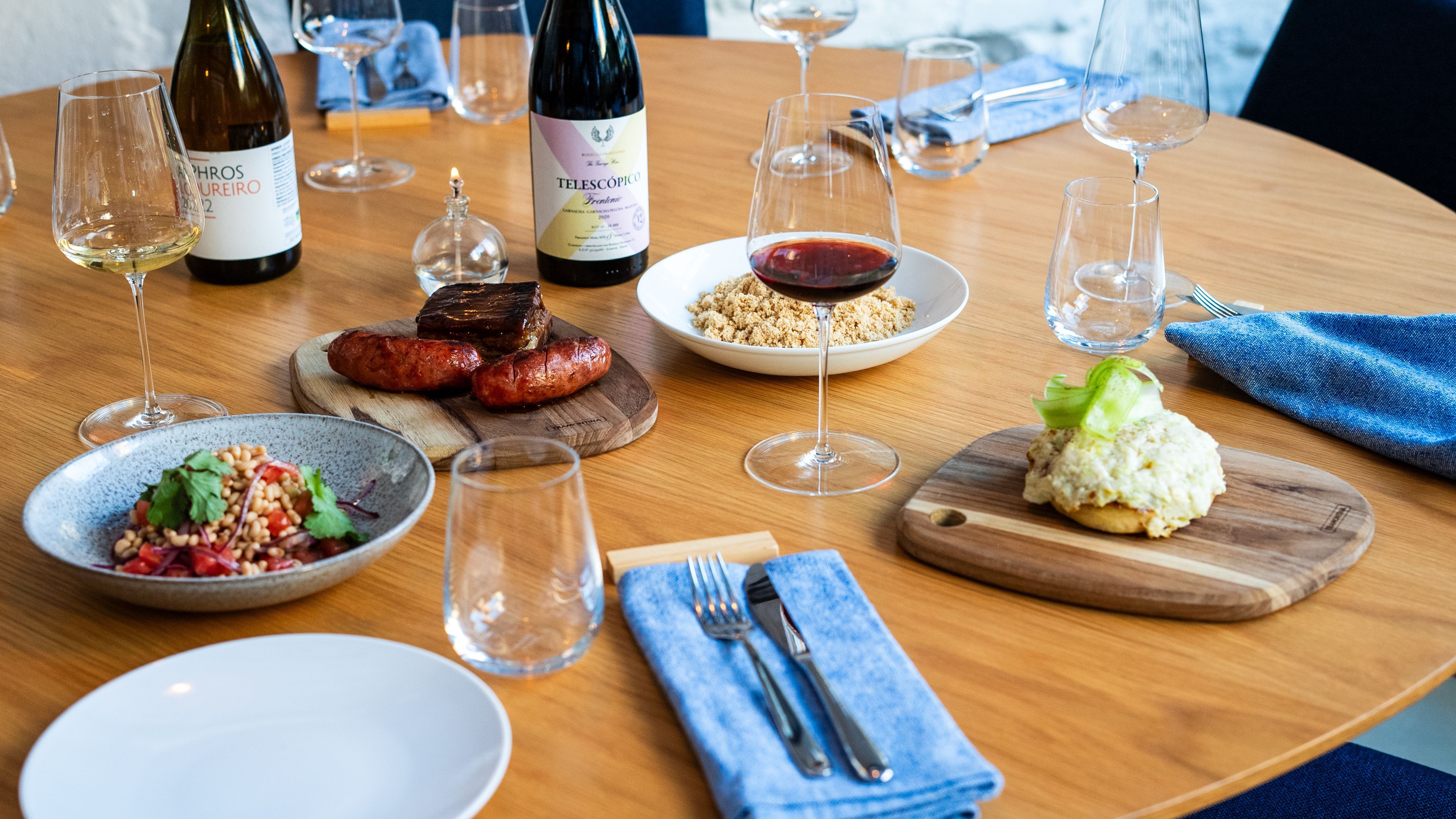 Para o Dia dos Pais, Cellar Cave oferecerá costela bovina e linguiça de porco preto na brasa com acompanhamentos tanto no almoço quanto no jantar / Divulgação
