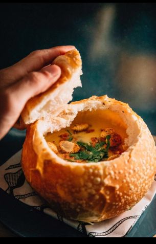 Notorious Fish servirá durante todo o mês de julho a Clam Chowder, uma sopa cremosa de mariscos no pão italiano / Divulgação