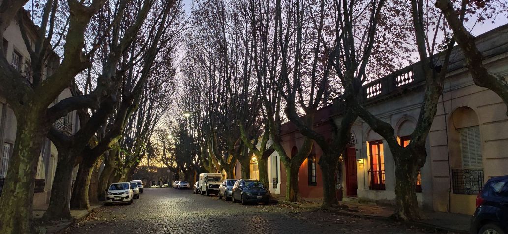 Rua de paralelepípedo de Colônia do Sacramento, no Uruguai / Giuliana Nogueira