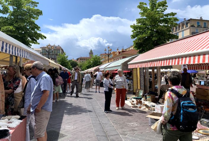 Cours Saleya é mercado a céu aberto no centro histórico de Nice; às segundas, local abriga feira de antiguidades / Foto: Saulo Tafarelo