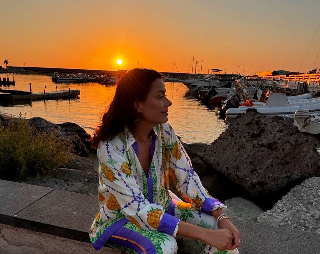 Daniela Filomeno em Ischia, na Itália, ilha que reserva vários cantinhos apaixonantes para acompanhar o pôr do sol • CNN Viagem & Gastronomia