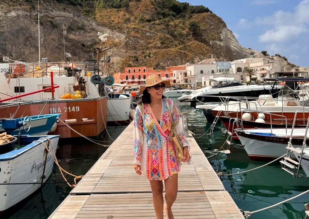 Danila Filomeno no porto de Ischia, na Itália