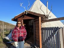 Daniela Filomeno em frente do acampamento do povo Sami na Noruega