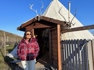 Daniela Filomeno em frente do acampamento do povo Sami na Noruega