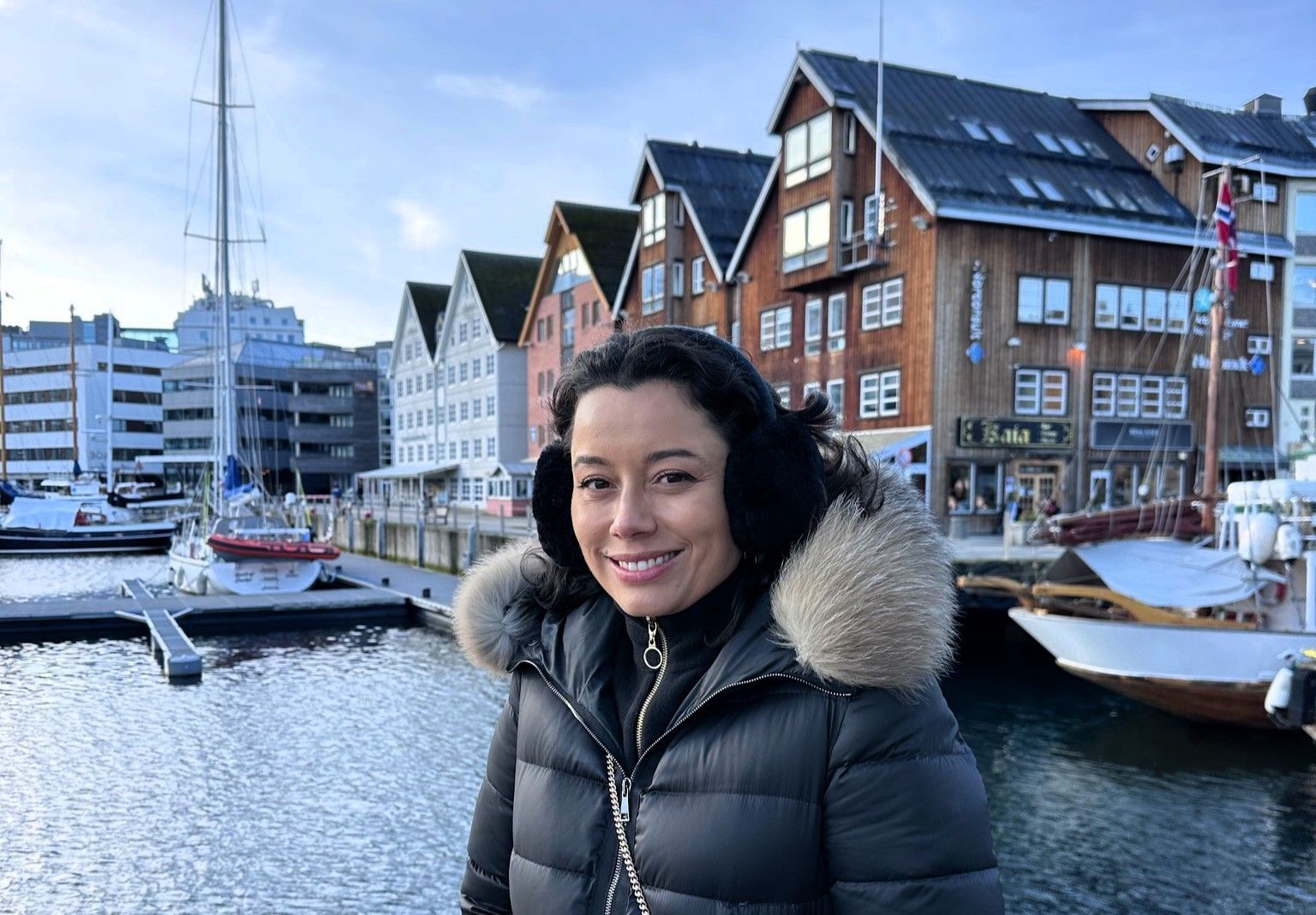 Daniela Filomeno no centro histórico de Tromsø, com antigos armazéns que hoje dão lugar a museus e restaurantes