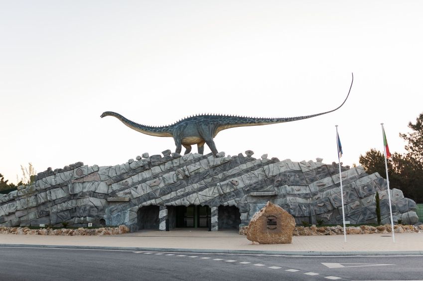 Dino Parque fica localizado a cerca de 45 minutos de Lisboa e traz esculturas em escala real dos animais / Reprodução Facebook