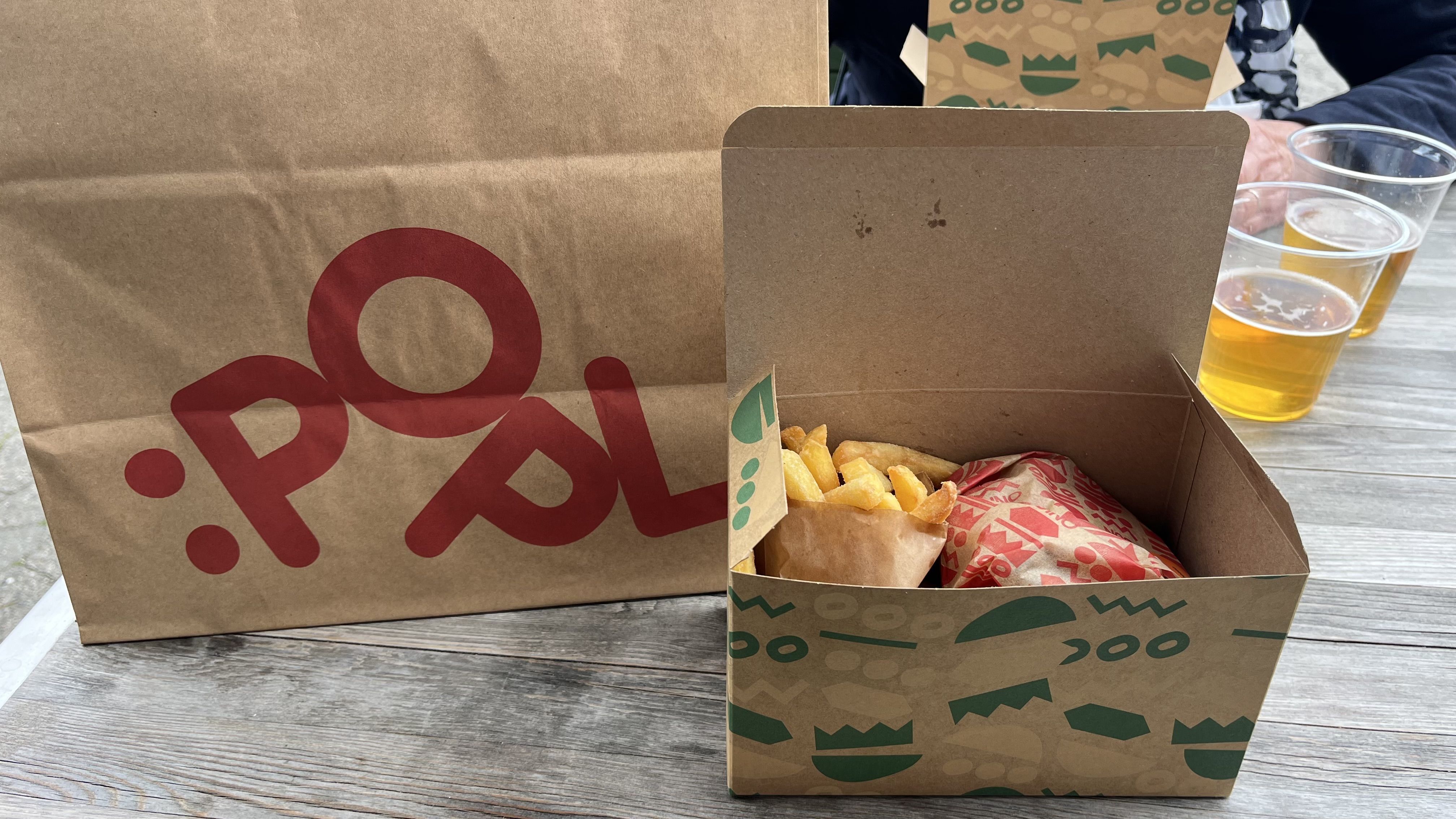 Durante o dia inteiro, POPL oferece seu serviço take away. Em frente ao local, há mesas para saborear o sanduíche, que vem em uma embalagem de papelão estilo fast food / Daniela Caravaggi