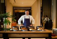 Luxuoso hotel Palácio Tangará passa a servir feijoada aos sábados