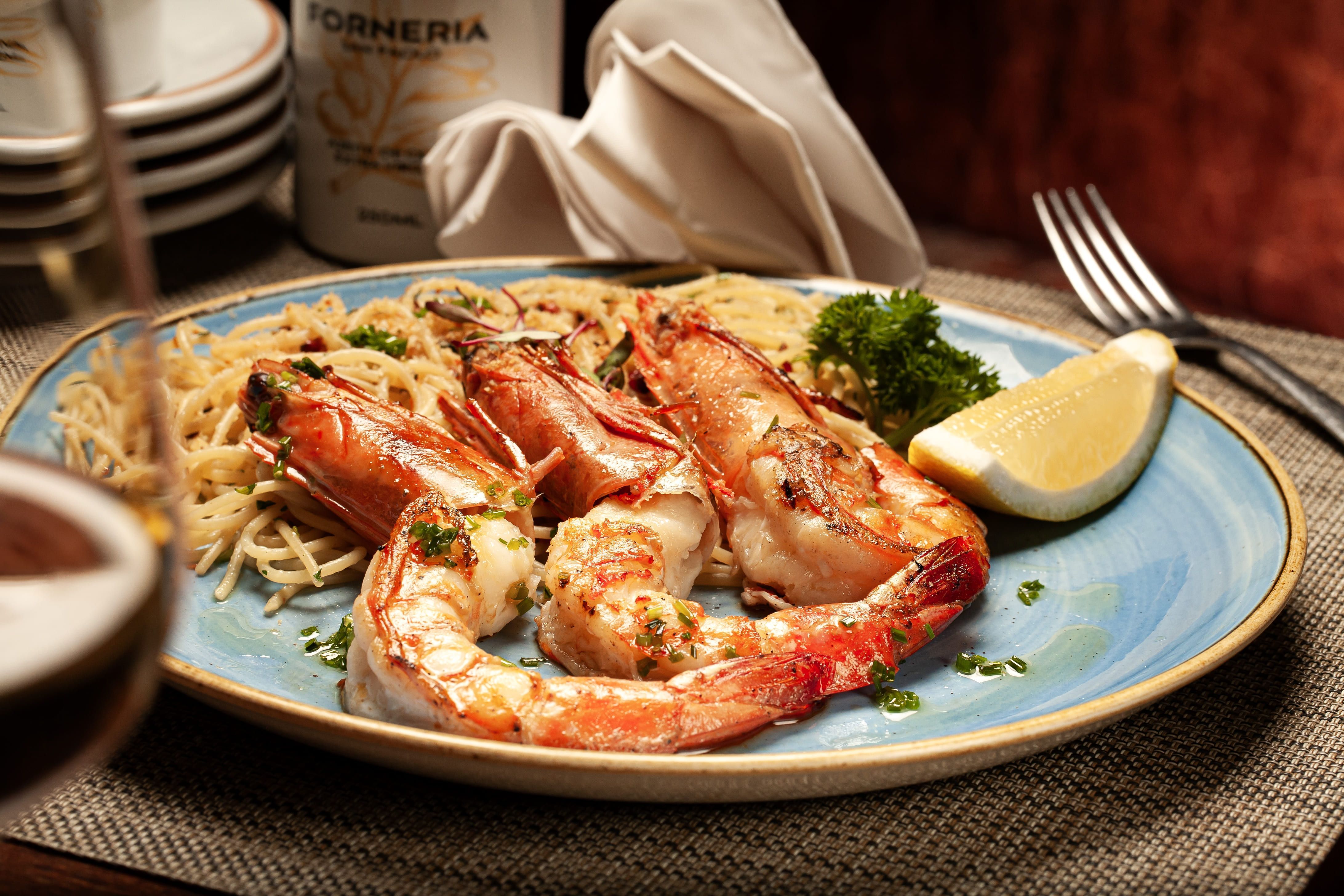 Um dos pratos principais sugeridos no menu fechado da Forneria San Paolo para o Dia dos Pais leva Camarões grelhados com spaghetti ao alho e óleo / Fernando Moraes