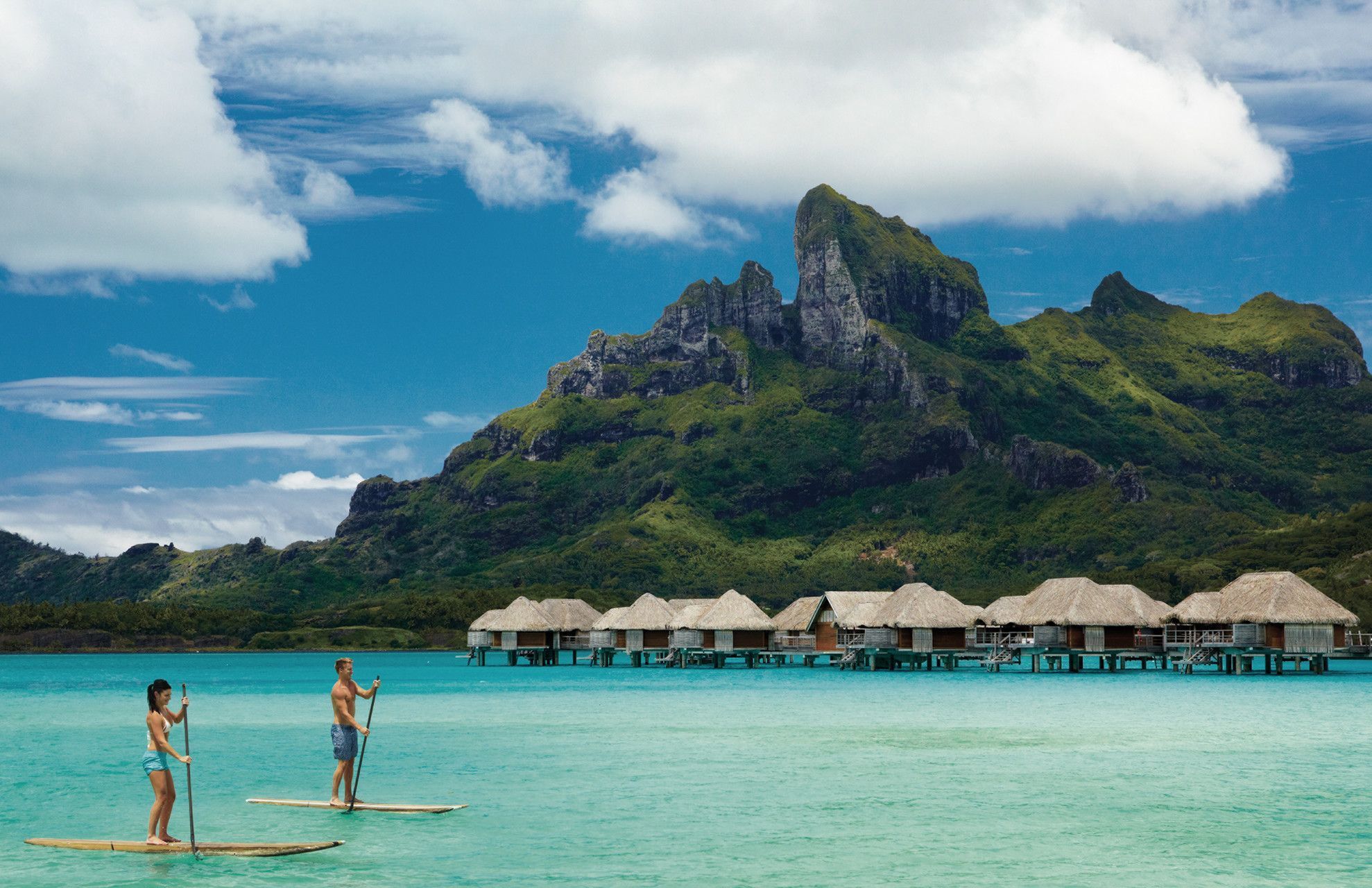 Four Seasons Bora Bora Resort tem bangalôs em cima da água e enquadra vistas para o Monte Otemanu / John Russo/Four Seasons