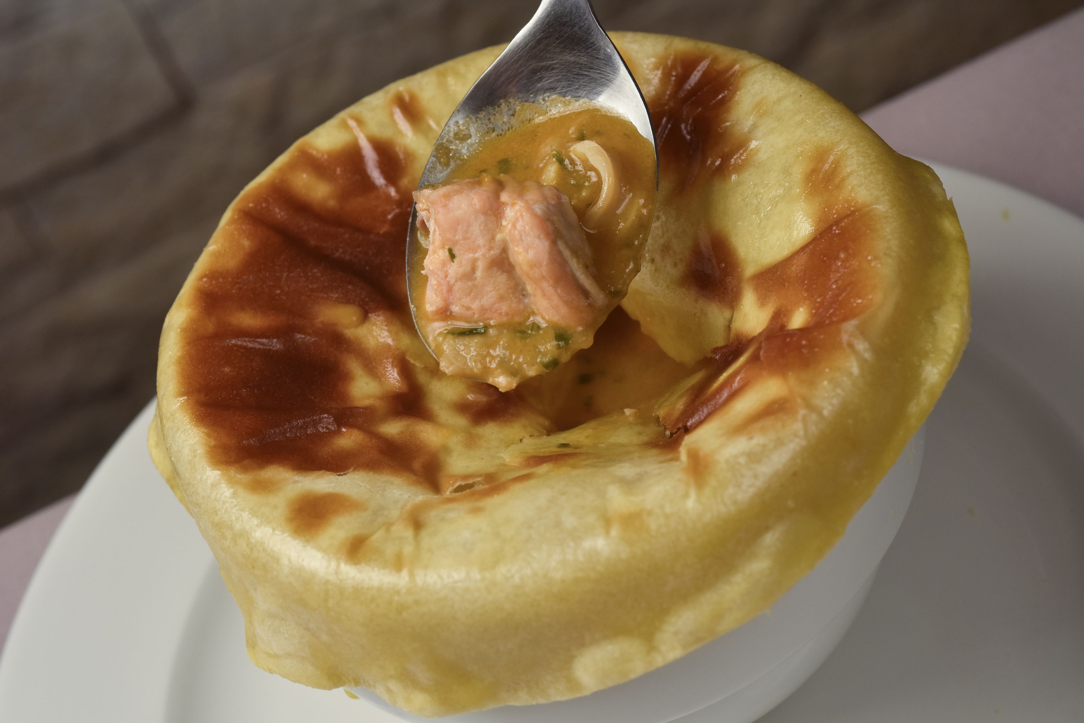 Português Gajos D'Oro oferece sopas em seu menu. Na foto, a de frutos do mar feita com massa folhada ao forno / Bruno de Lima