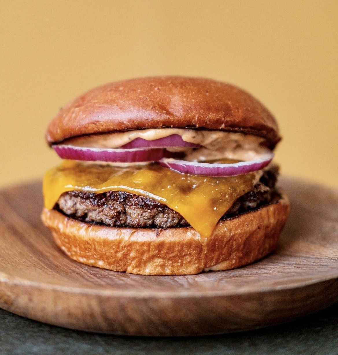 Cheeseburguer do POPL, em Copenhague, na Dinamarca • Reprodução/Instagram