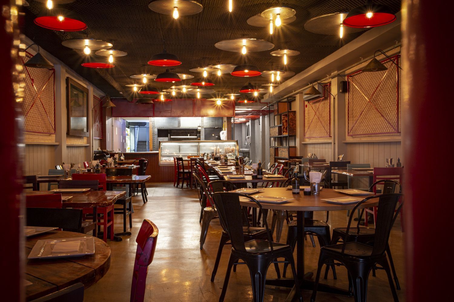 Ambiente do restaurante Incêndio, no bairro de Pinheiros, que oferecerá no Dia dos Pais duas opções a mais em seu cardápio para a comemoração da data / Neuton Araújo