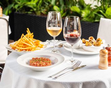 Steak tartare com fritas do L'Avenue
