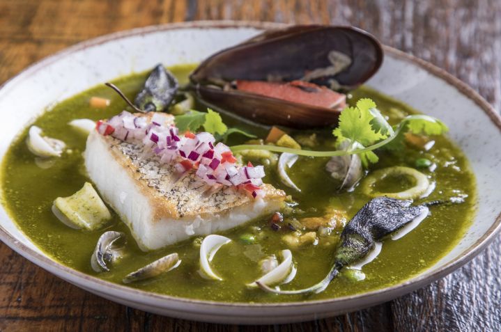 Tradicional sopa peruana, a Levantamuertos é feita com pesca do dia, camarão, lula, mexilhão e vôngole, coentro, ají amarillo, ervilha, pimentão, cenoura e chalaca / Ricardo Dangelo