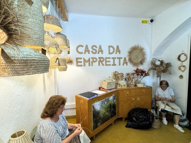 Artesãs trabalham em oficina local do projeto Loulé Criativo, que coloca a cidadezinha no mapa das interessantes descobertas pelo Algarve / Saulo Tafarelo