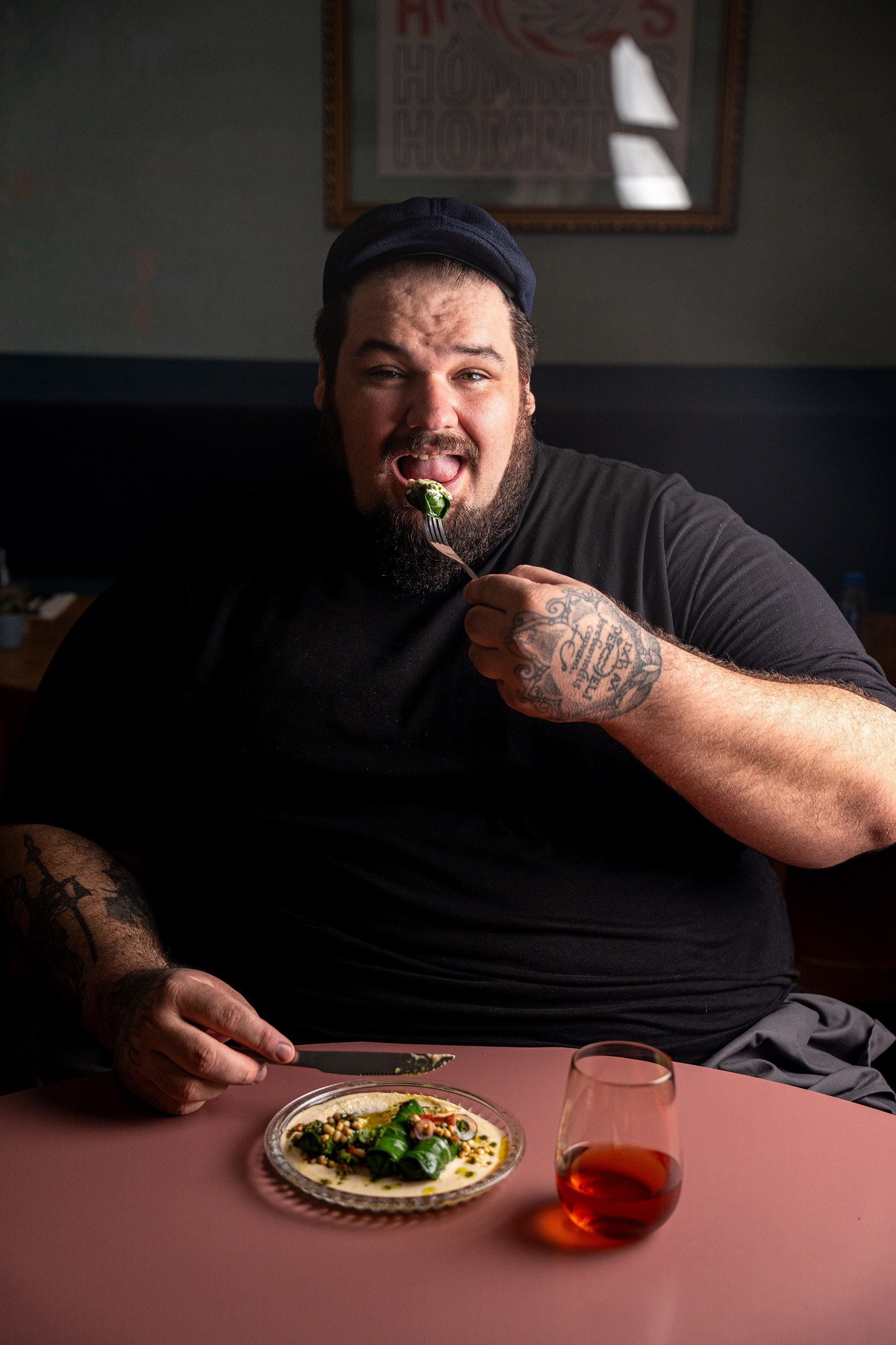 Chef Fred Caffarena à frente do Make Hommus Not War / Helena Rubano