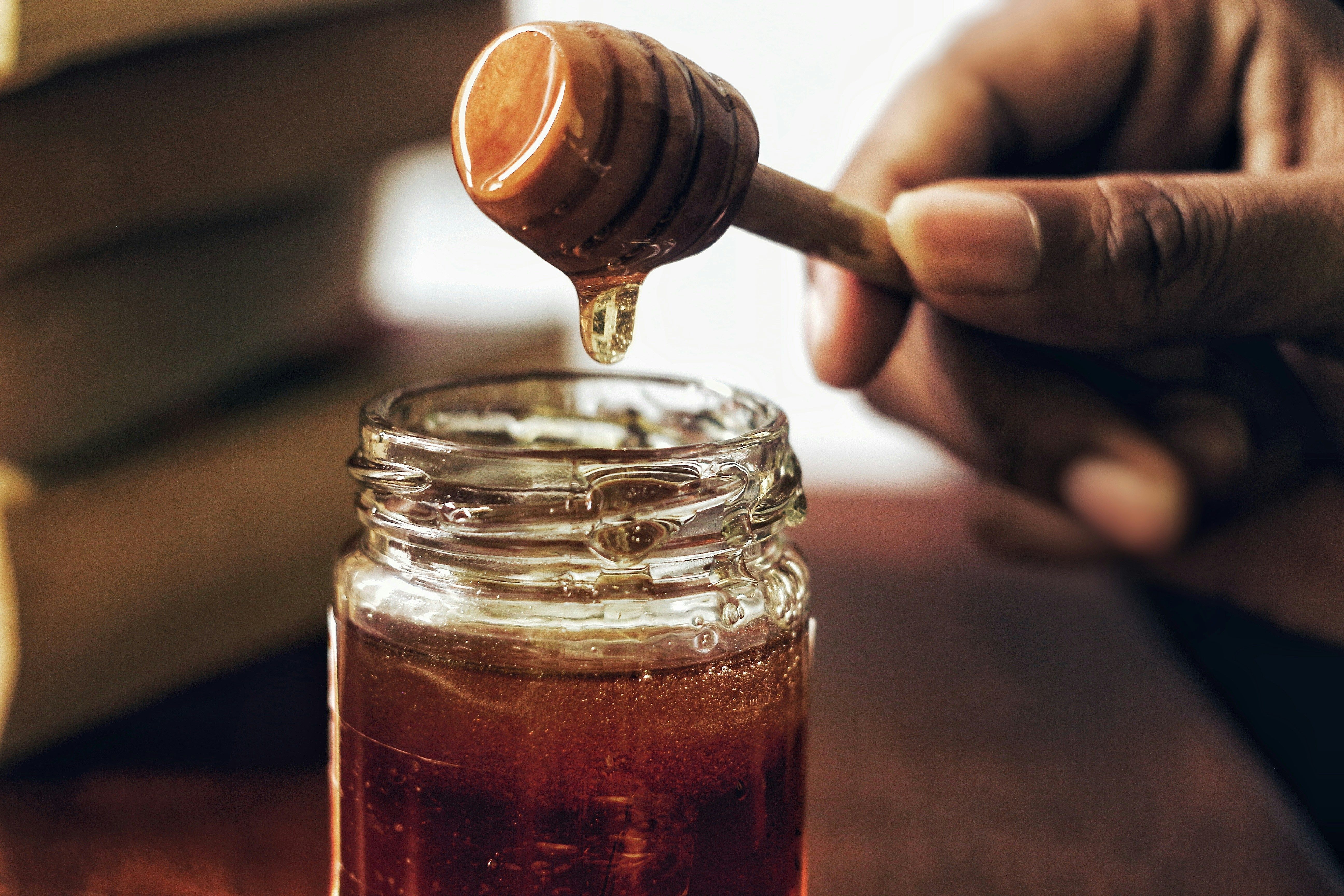 Apesar do mel ser um alimento natural, seu uso deve ser controlado e sua quantidade de açúcares e calorias não se diferem tanto do açúcar refinado / Unsplash