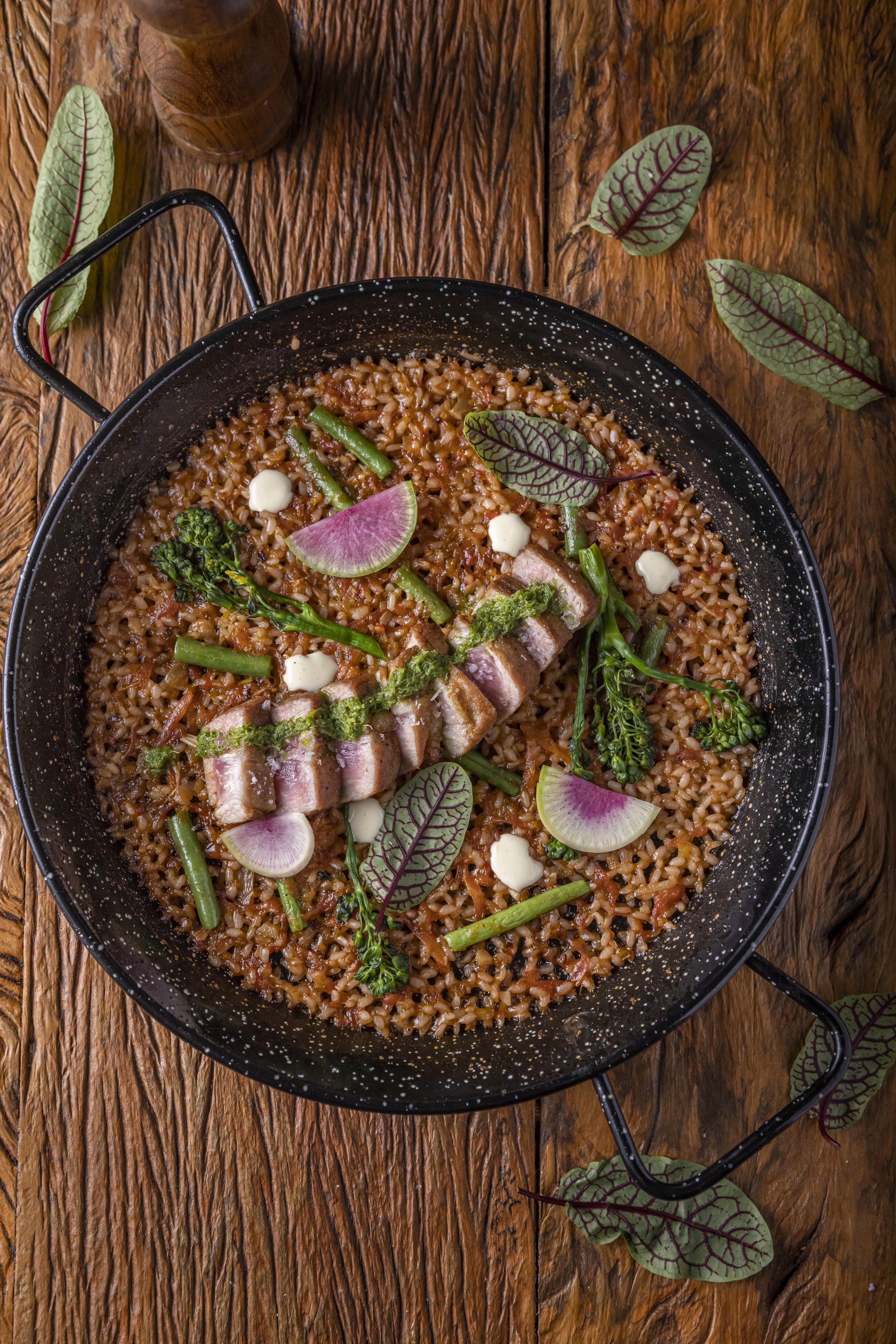 Uma das opções para o Dia dos Pais, Paella Mar & Terra, do restaurante Torero Valese, é feita em redução de caldo de polvo servido com short rib de suíno Duroc, legumes da estação e aioli / Divulgação